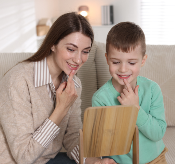 foto sesión logopedia con niño
