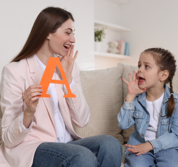 foto sesión logopedia con niña