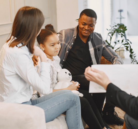 foto sesión logopedia con familia